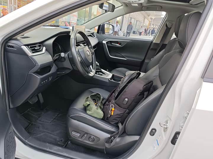 Фото 4 - Toyota RAV4