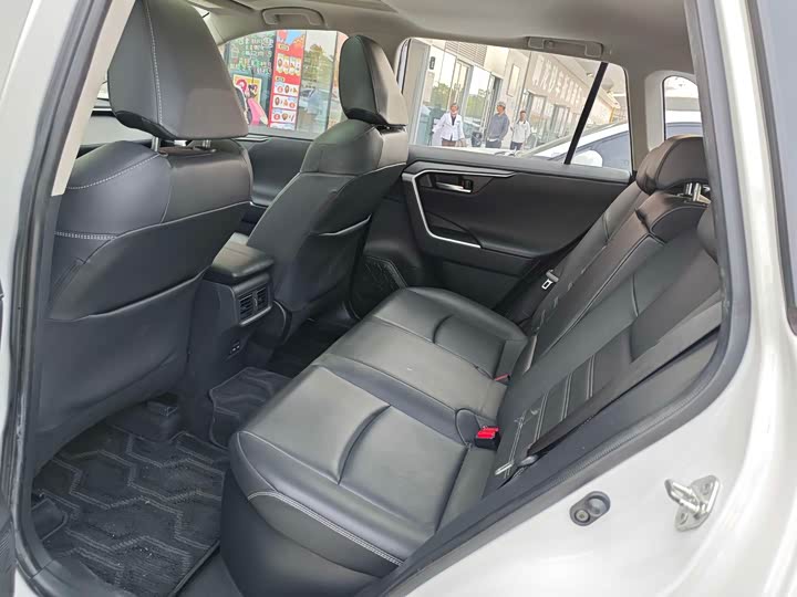 Фото 6 - Toyota RAV4