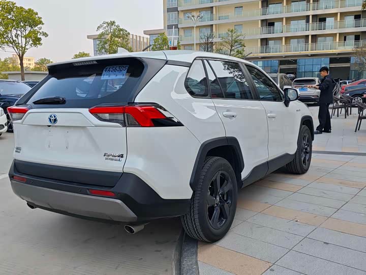 Фото 9 - Toyota RAV4