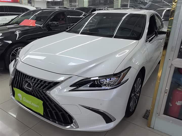 Фото 2 - Lexus ES