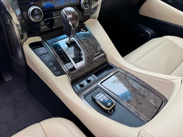 Фото 9 - Toyota Alphard