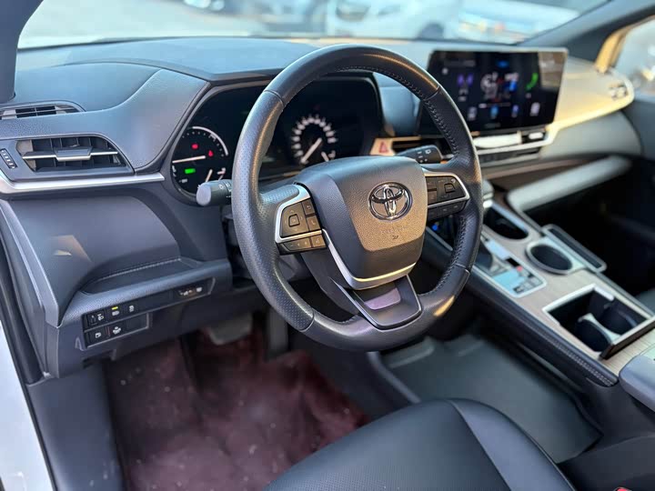 Фото 7 - Toyota Sienna