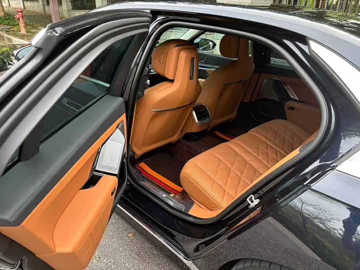 Фото 4 - BMW 7 Series