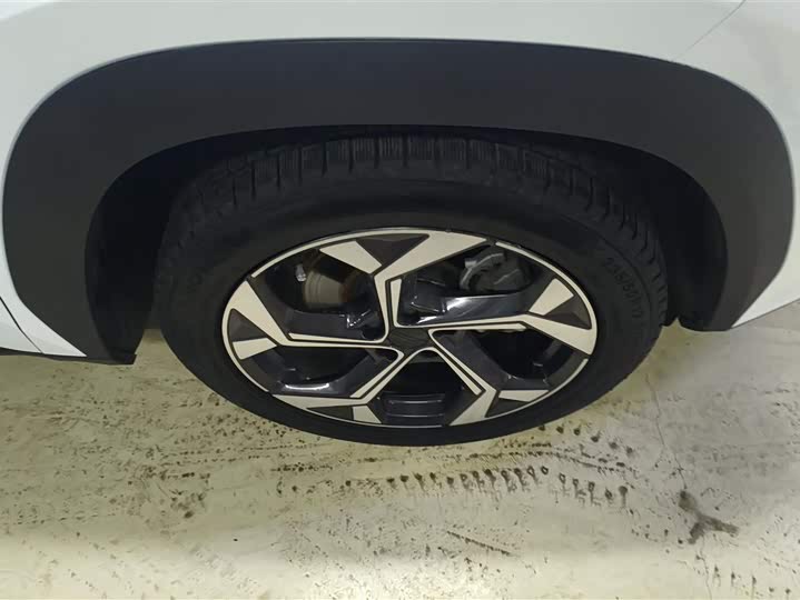 Фото 6 - Geely Atlas L