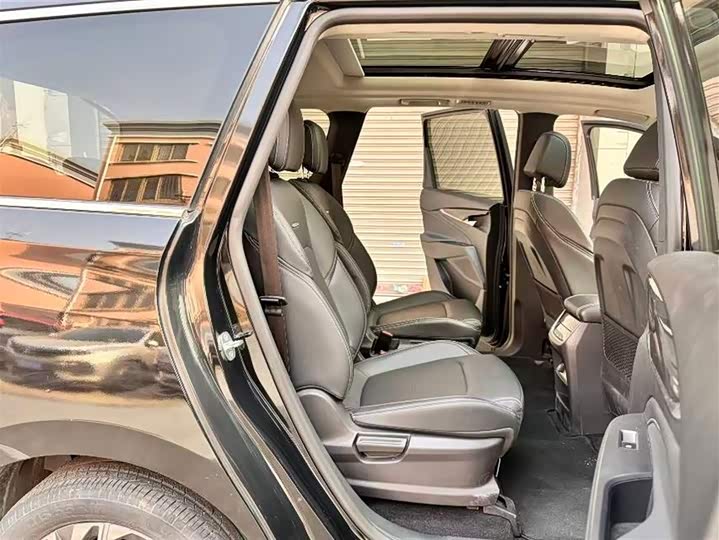 Фото 9 - Maxus Euniq 5