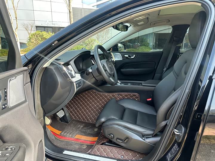 Фото 8 - Volvo XC60