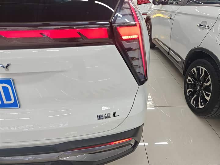 Фото 8 - Geely Atlas L