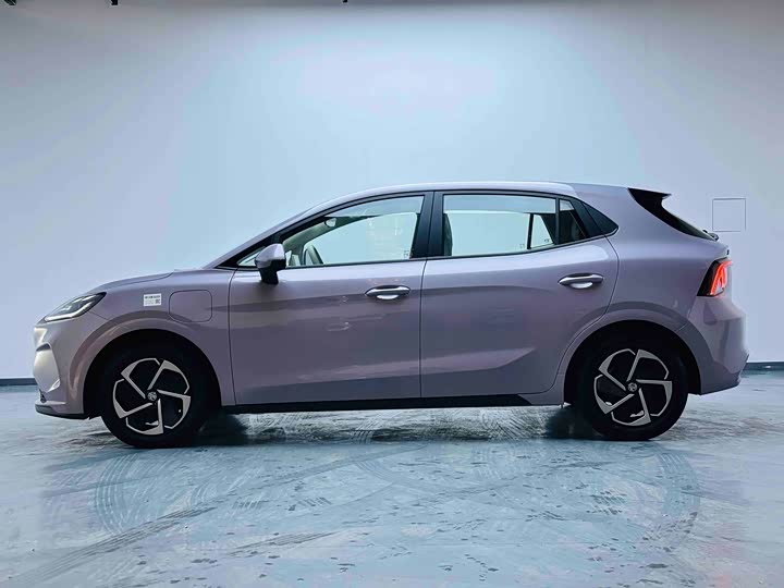 Фото 2 - MG Motor 4 EV