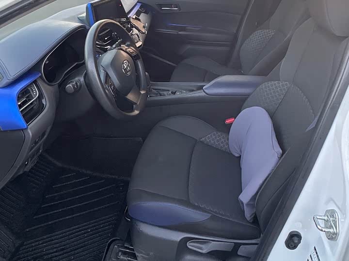 Фото 9 - Toyota C-HR