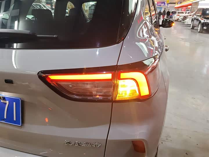 Фото 8 - Ford Escape