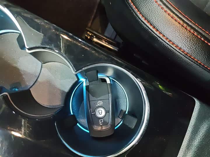 Фото 9 - Ford Escape