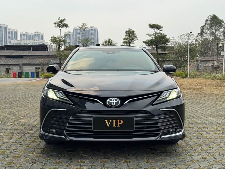 Фото 2 - Toyota Camry