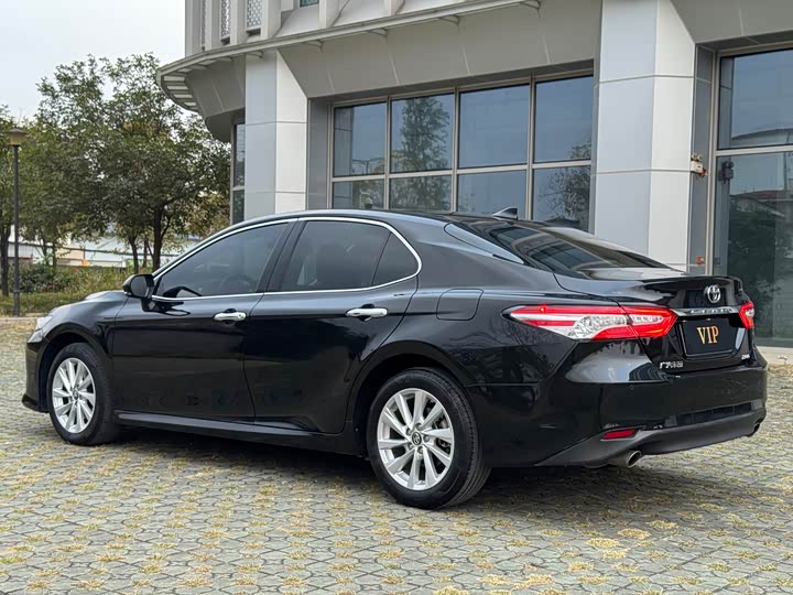 Фото 6 - Toyota Camry