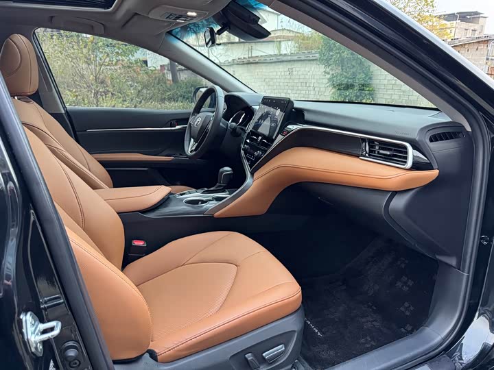 Фото 8 - Toyota Camry