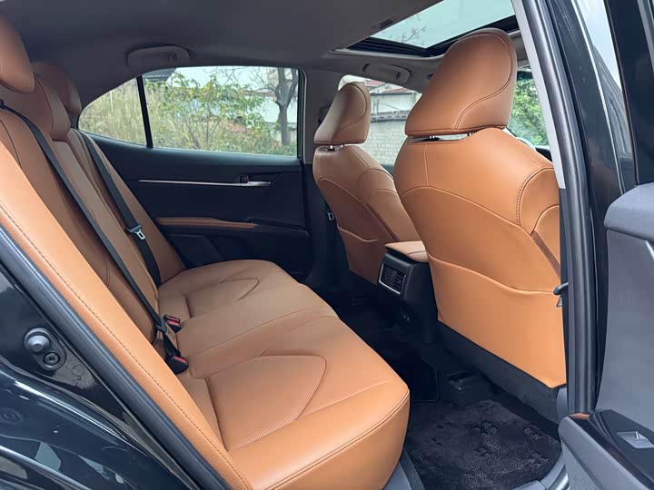 Фото 9 - Toyota Camry