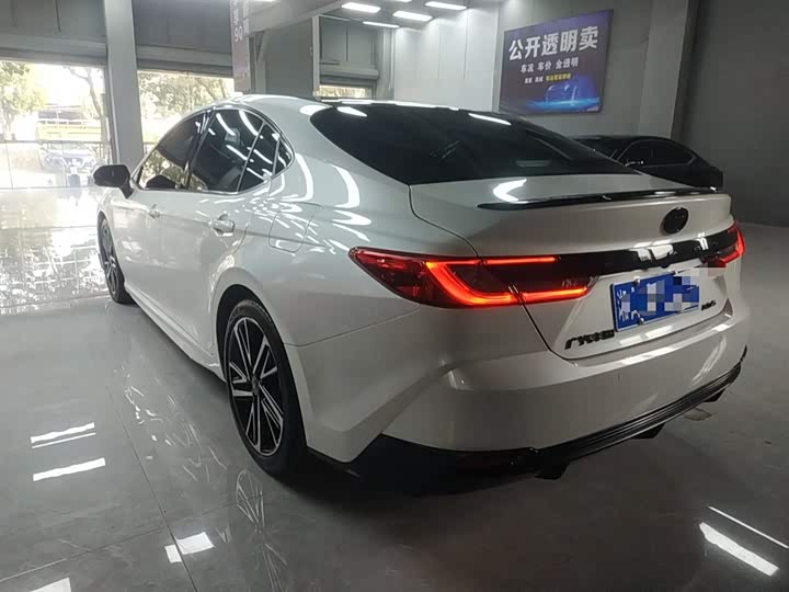 Фото 5 - Toyota Camry