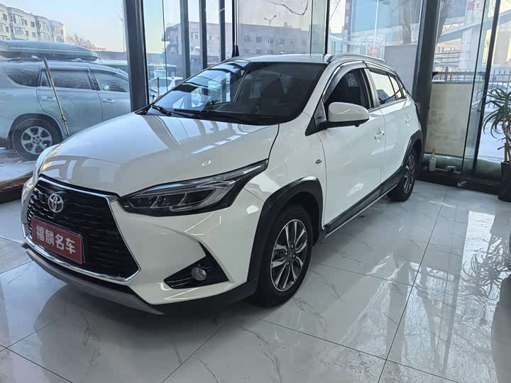 Фото 2 - Toyota Yaris L Hatchback