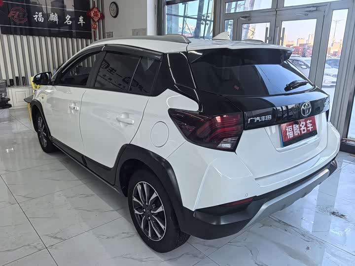 Фото 3 - Toyota Yaris L Hatchback