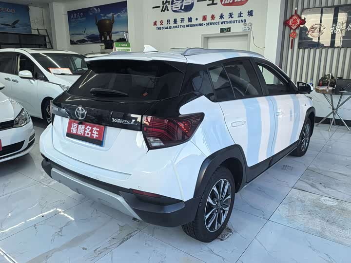 Фото 4 - Toyota Yaris L Hatchback