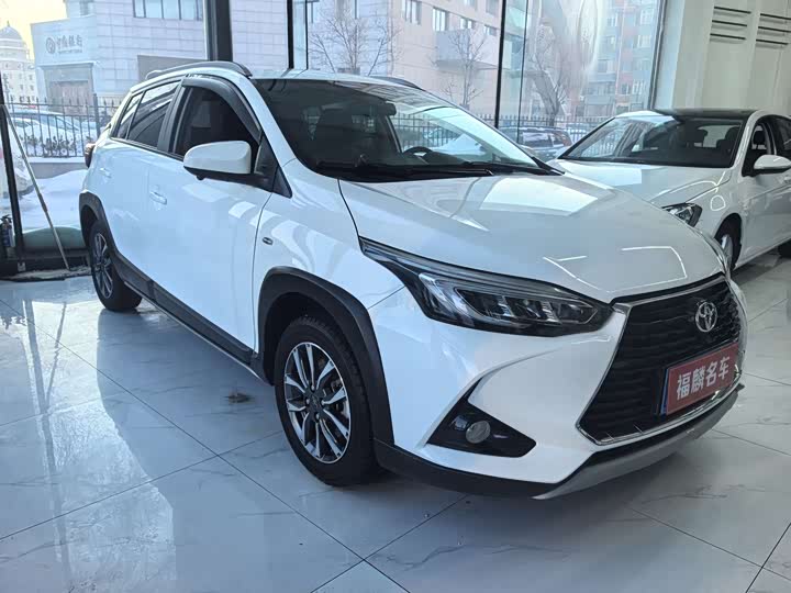 Фото 5 - Toyota Yaris L Hatchback