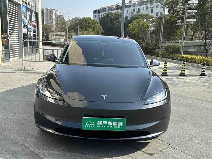 Фото 2 - Tesla Model 3