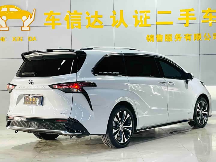 Фото 3 - Toyota Granvia