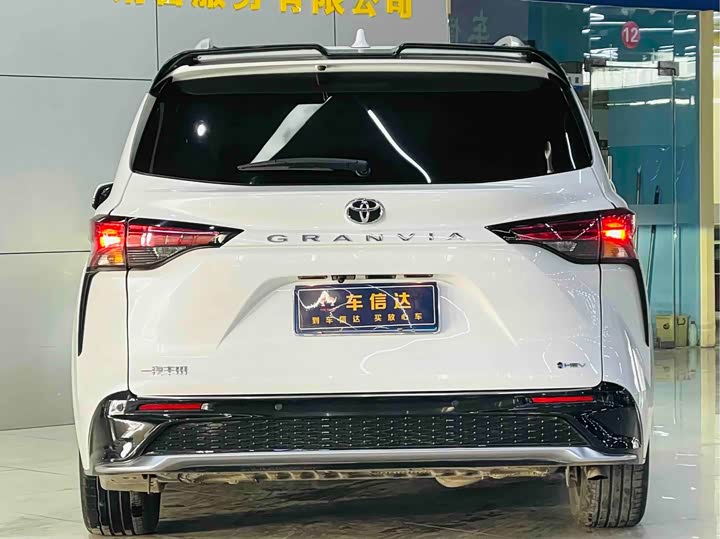 Фото 4 - Toyota Granvia