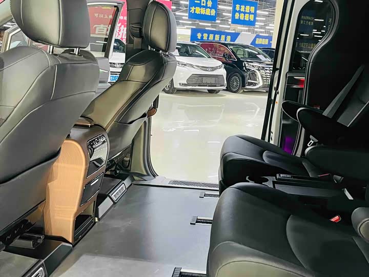 Фото 8 - Toyota Granvia