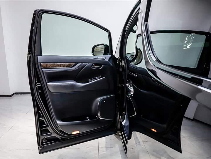 Фото 8 - Toyota Vellfire