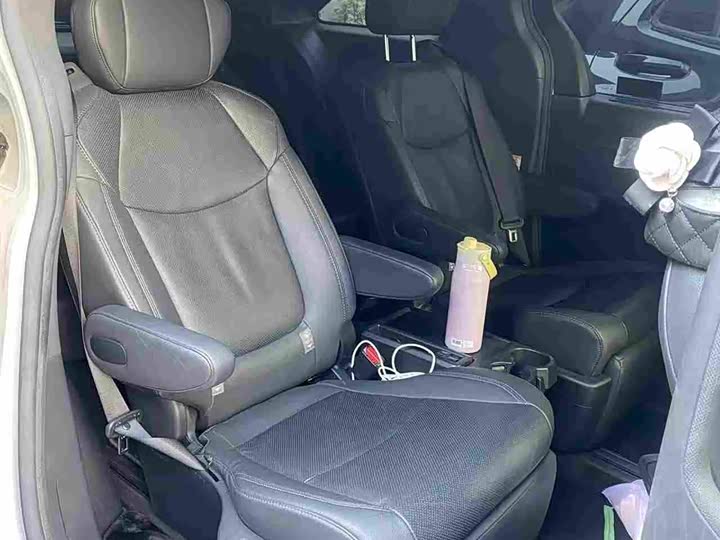 Фото 7 - Toyota Sienna