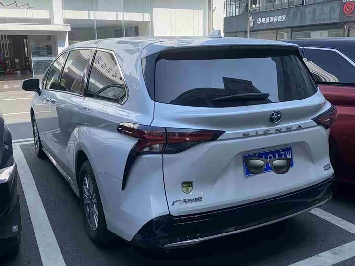 Фото 8 - Toyota Sienna