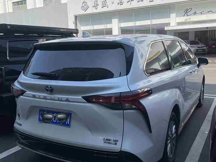 Фото 9 - Toyota Sienna