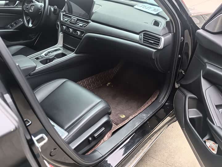 Фото 8 - Honda Accord