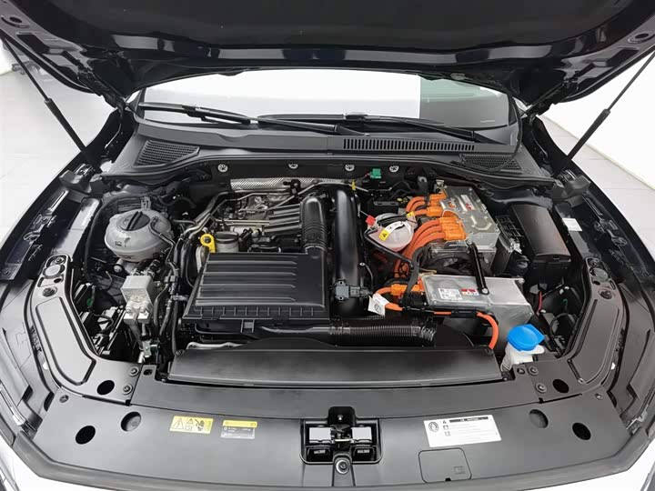 Фото 6 - Volkswagen Passat Hybrid