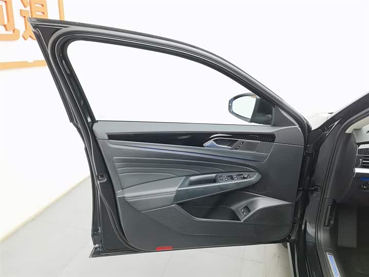 Фото 8 - Volkswagen Passat Hybrid