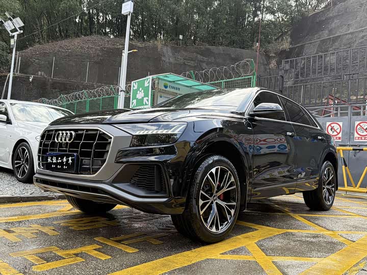 Фото 1 - Audi Q8