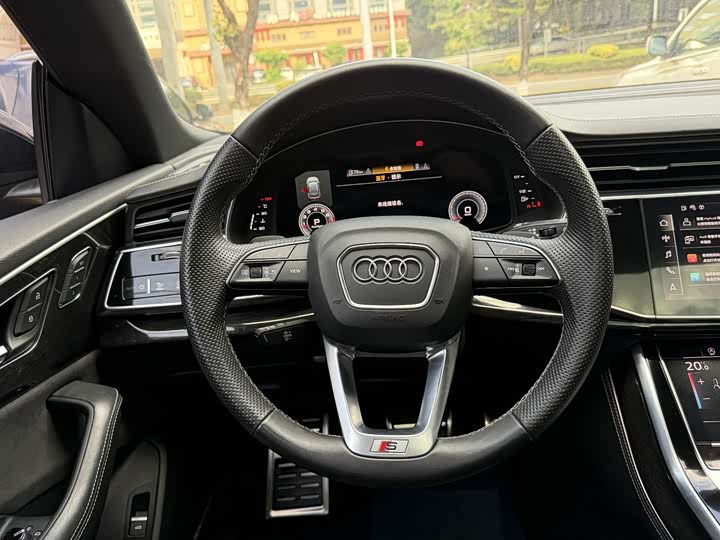 Фото 7 - Audi Q8