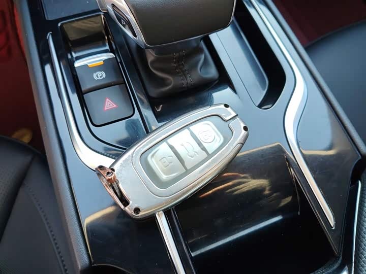 Фото 9 - Hongqi E-QM5