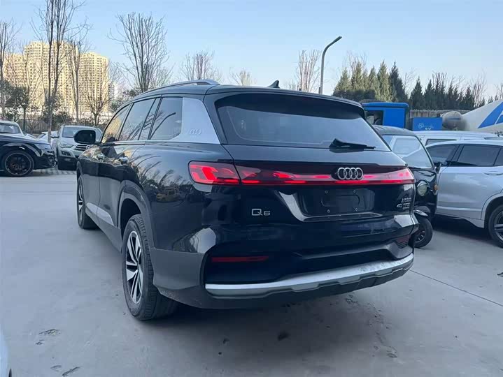 Фото 2 - Audi Q6