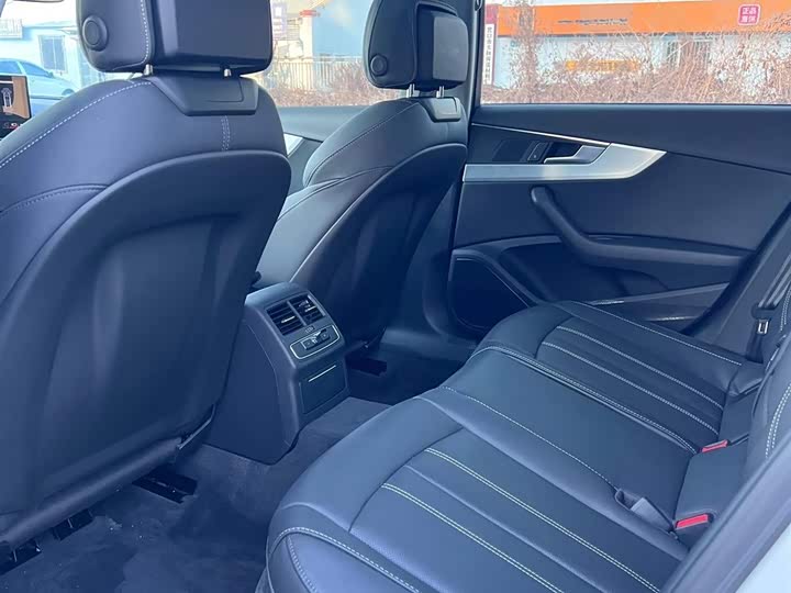 Фото 6 - Audi A4L