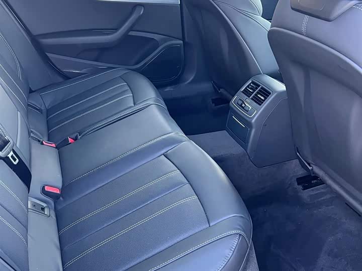 Фото 8 - Audi A4L