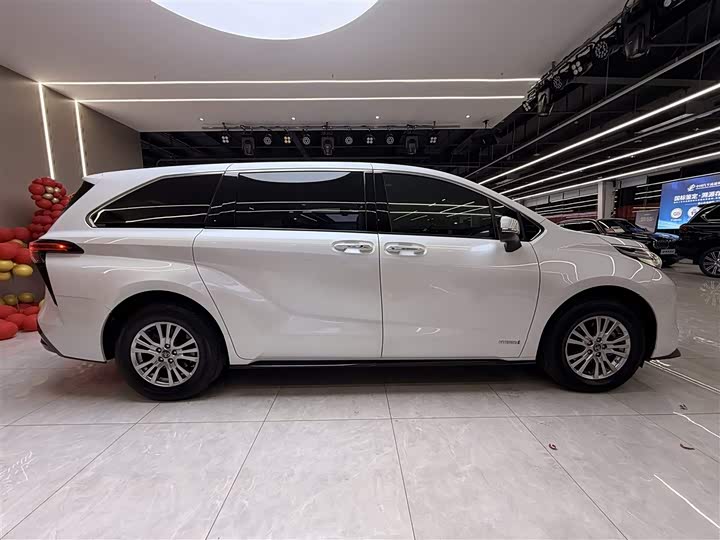 Фото 8 - Toyota Sienna