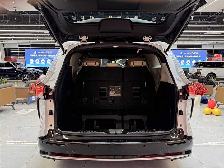 Фото 9 - Toyota Sienna