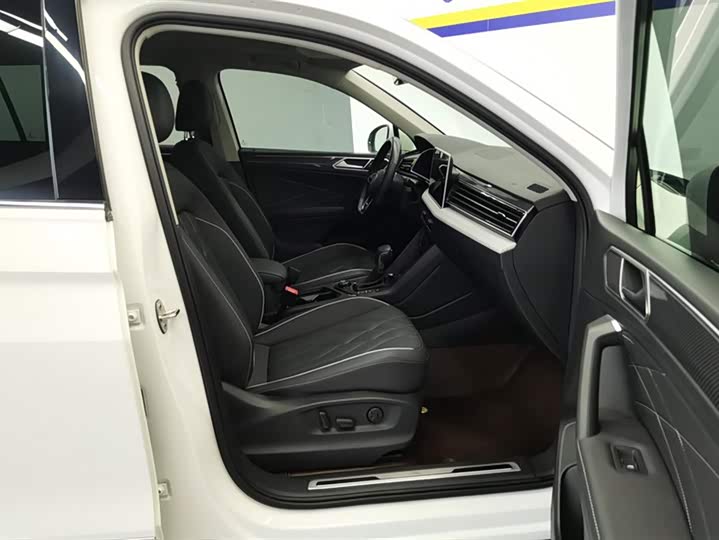 Фото 8 - Volkswagen Tiguan L Pro