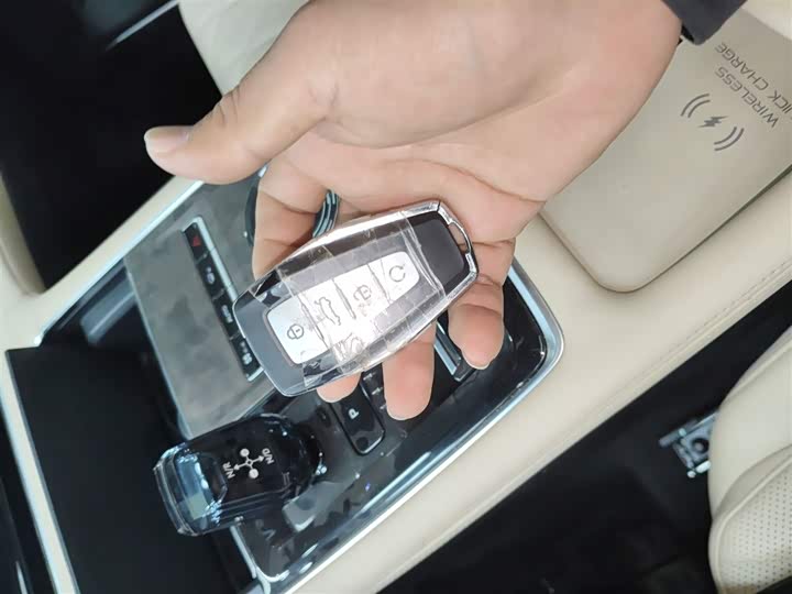 Фото 9 - Geely Monjaro