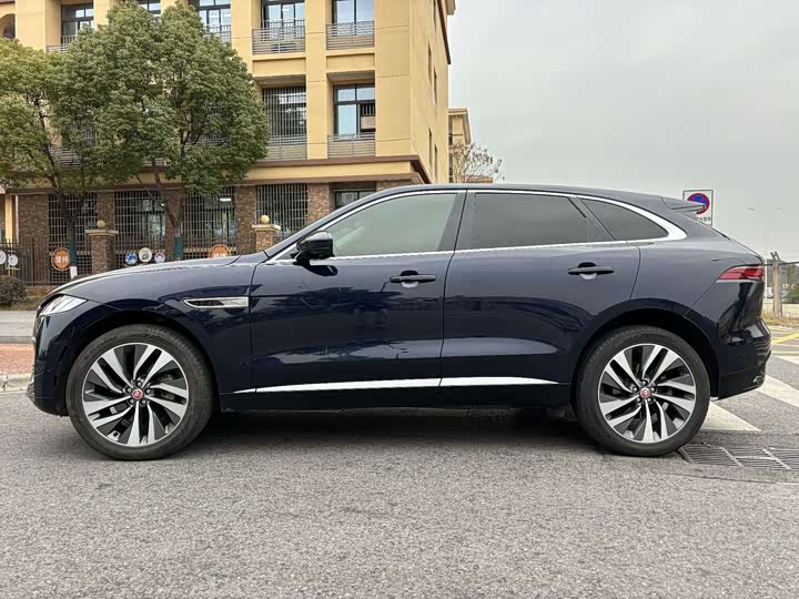 Фото 3 - Jaguar F-Pace