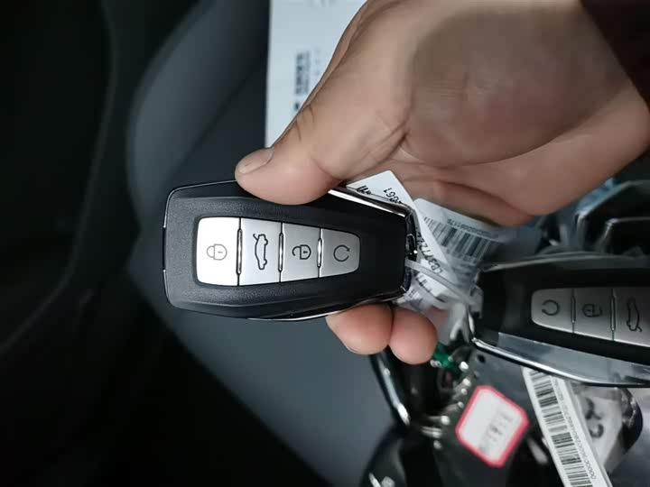 Фото 9 - Geely Atlas