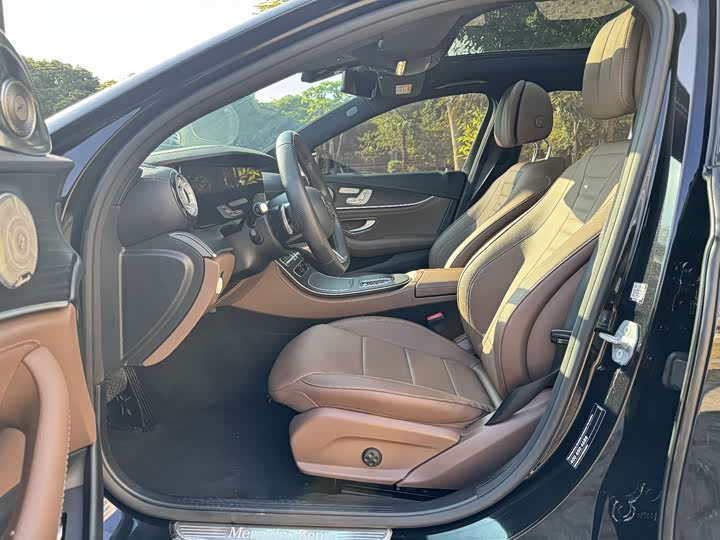 Фото 4 - Mercedes-Benz E-Class