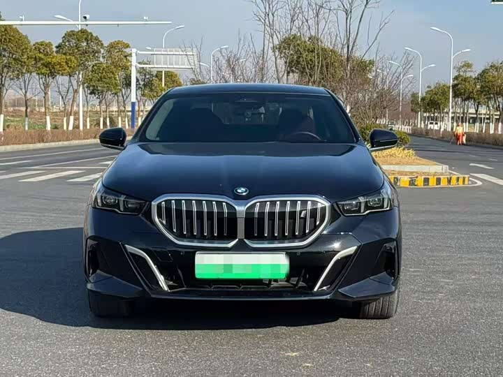 Фото 2 - BMW i5