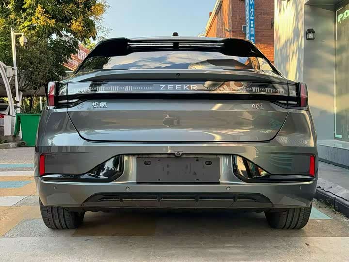 Фото 9 - Zeekr 001